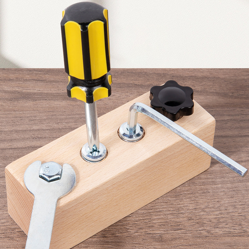 Montessori träleksak med skruvbräda