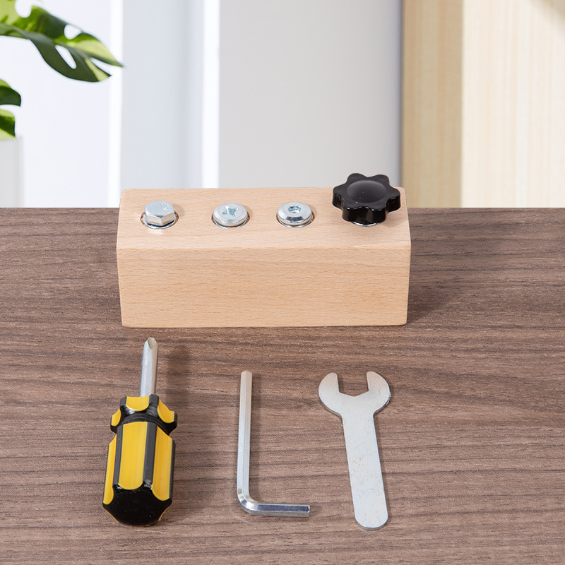 Montessori träleksak med skruvbräda