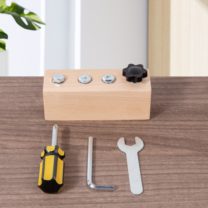 Montessori träleksak med skruvbräda
